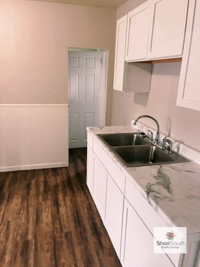 Updated 3 bed 1 bath Upstairs Apartment