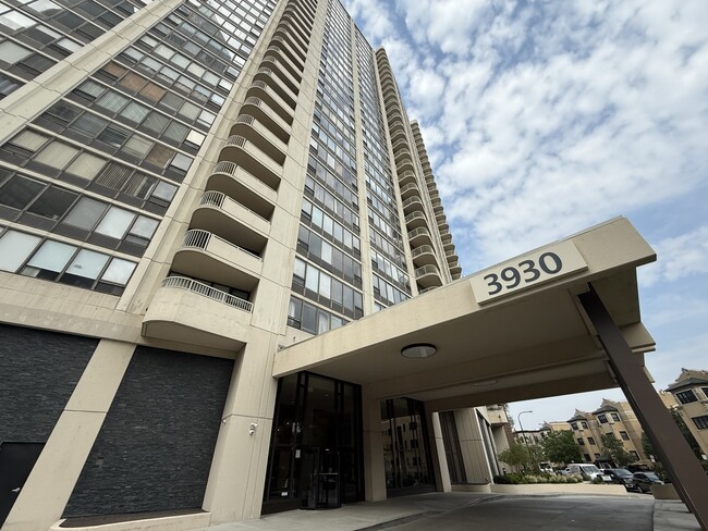 Photo - 3930 N Pine Grove Ave Condo Unit 606