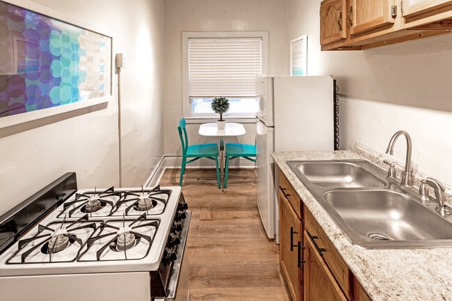 1536 LaSalle Ave - Studio, 1BA - Kitchen