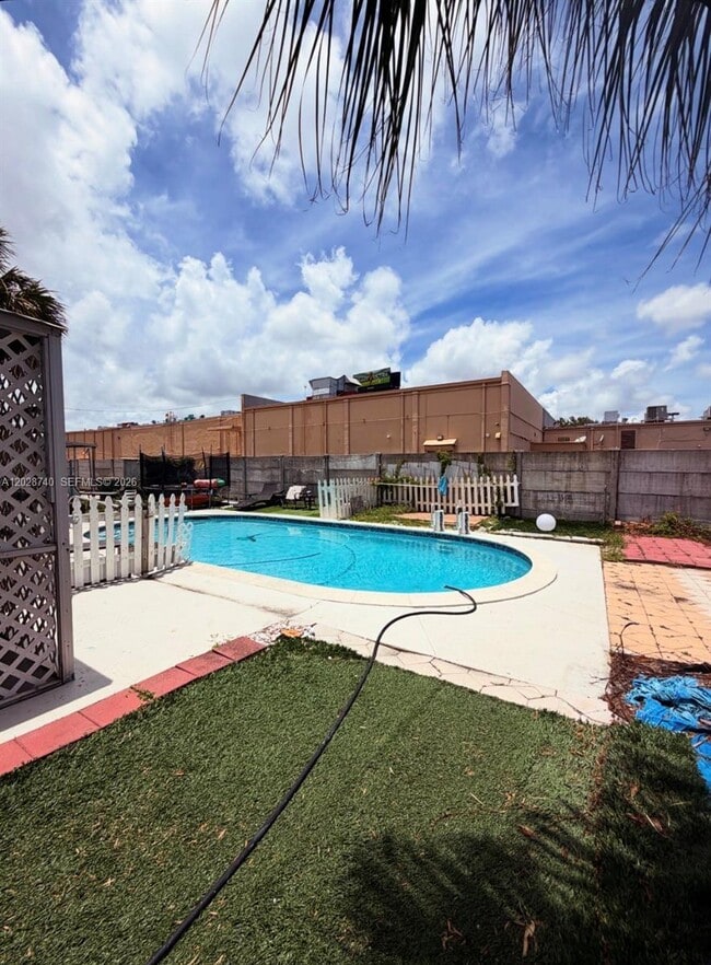 1077 SW 2nd St Unit 2
