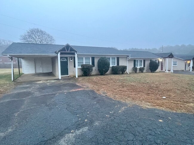 Building Photo - This lovely 2 bedroom 1 bath duplex is located in Stanley off Sifford Rd.