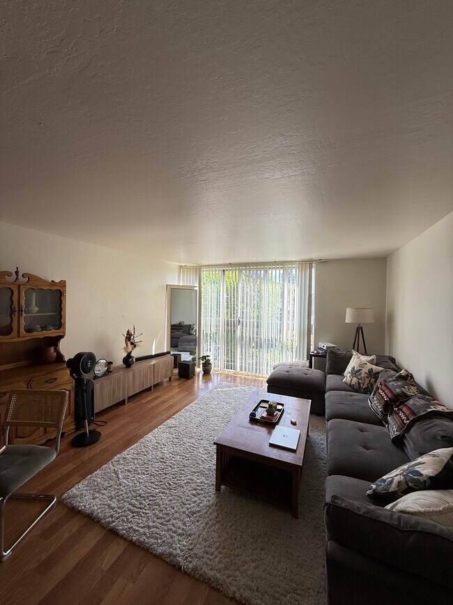 2211 Carleton St