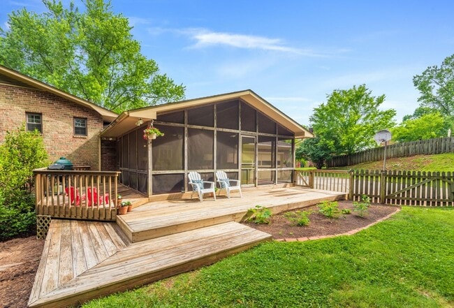 Photo - 4BR/ 3BA in West Hills + TWO 2-car garages, screened patio, fenced backyard