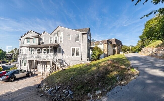 Building Photo - 32 Woodlawn Dr Unit 2