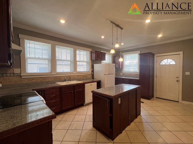 Building Photo - Charming 3 Bed  w/ Bonus Room Home ~ Great Location!