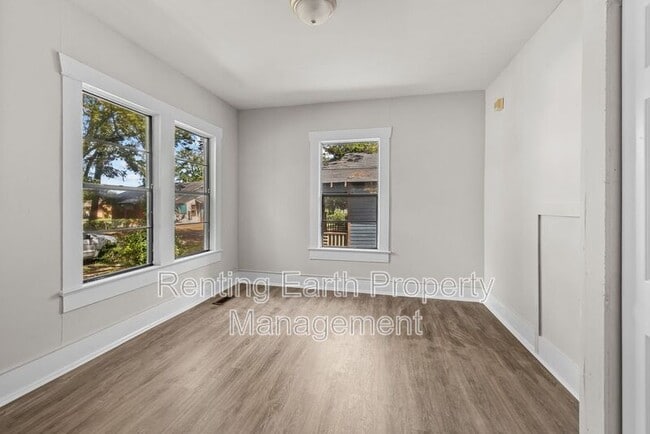 Photo - 1657 Lee Ave SW