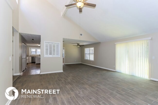 Photo - 135 Red Oak Dr