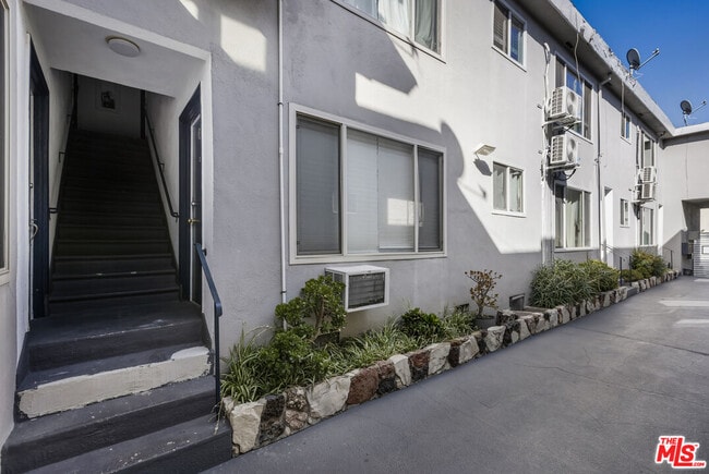 Photo - 925 N Curson Ave Unidad 8