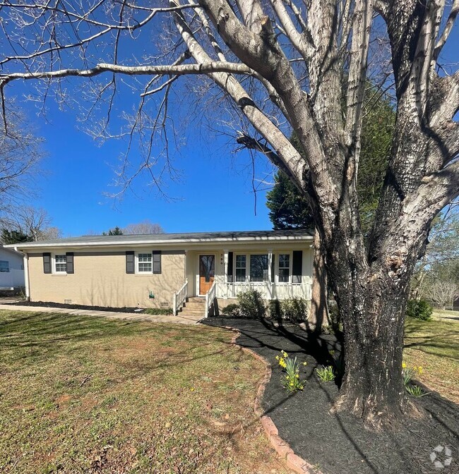 Building Photo - 3 Bedroom 2 Bath Home in Greer  Near Lake ...