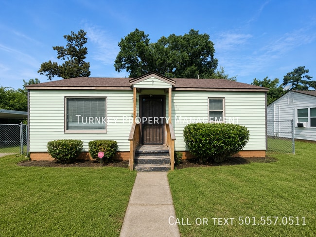Building Photo - 1720 Pinewood Dr