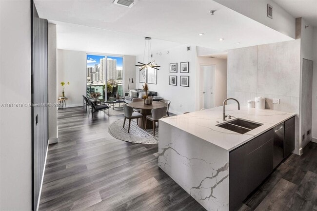 Building Photo - 333 NE 24th St Unit PH1910