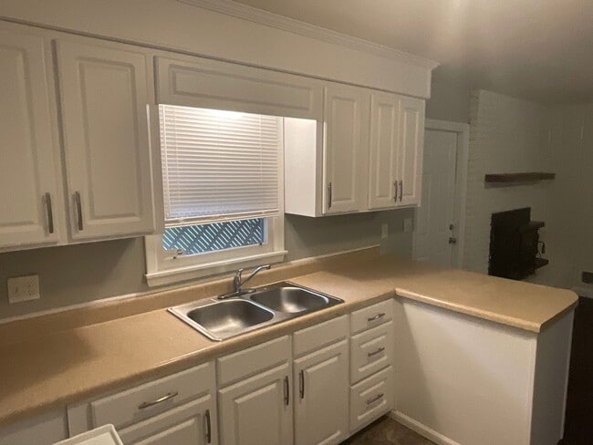 Building Photo - 2845 Wells Dr Rental