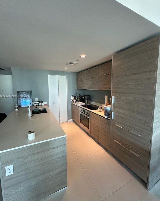 Photo - Enjoy this spacious 1-bedroom + DEN unit in an excellent location, Unit 1604