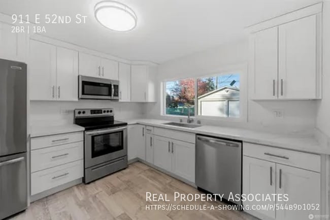 Photo - 911 E 52nd St