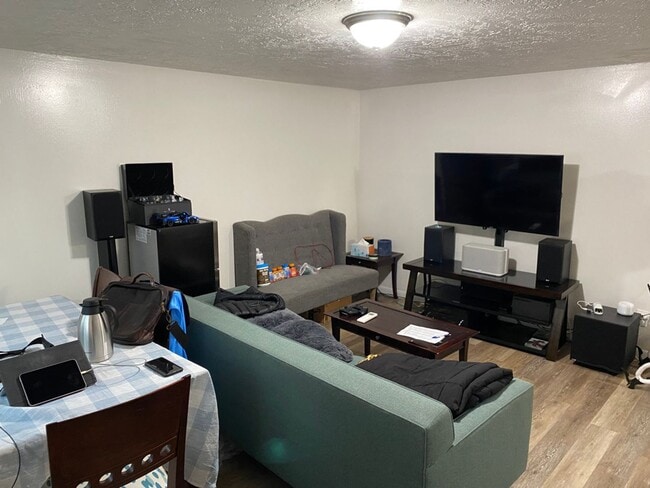 Building Photo - 1 bed 1 bath pet friendly! Unit 225