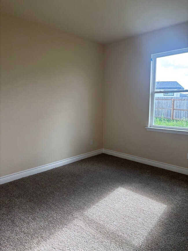 Photo - 105 Troubador Ln