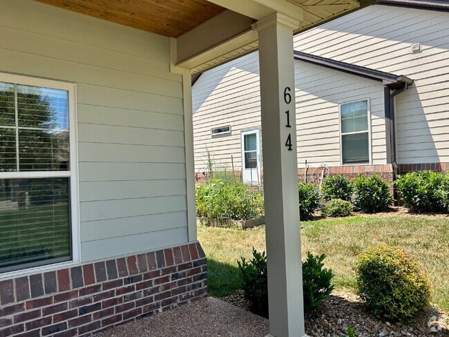 Building Photo - 2BD 2BA GROUND LEVEL DUPLEX WITH GARAGE FO... Rental