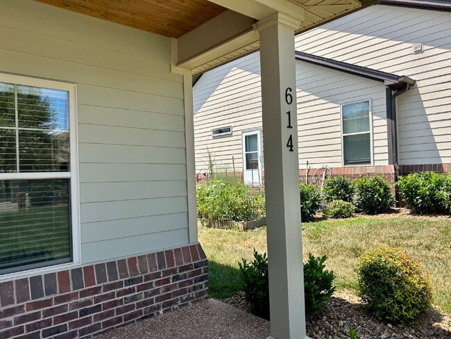 2BD 2BA GROUND LEVEL DUPLEX WITH GARAGE FO... - 2BD 2BA GROUND LEVEL DUPLEX WITH GARAGE FO... Apartment