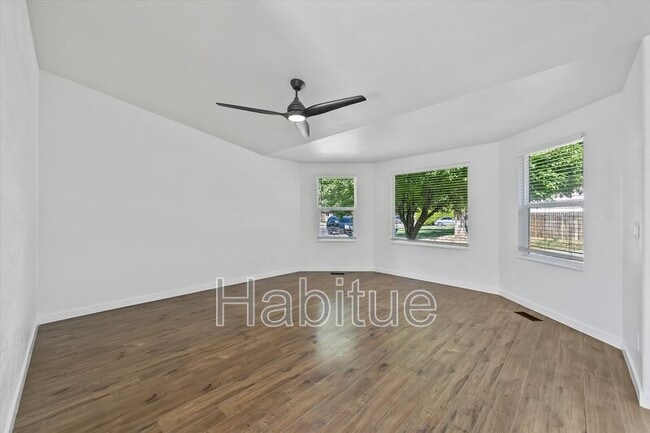 Photo - 2041 E Oakridge Ct