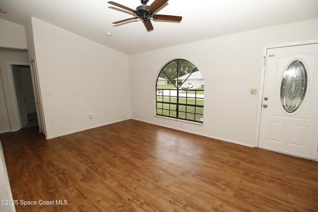 Photo - 1735 Hazelton St NW