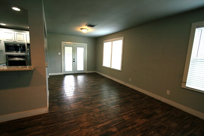 Photo - 305 Gilchrist Ave