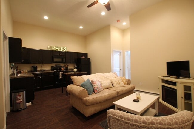 Building Photo - MODERN 2 Bedroom Available Now