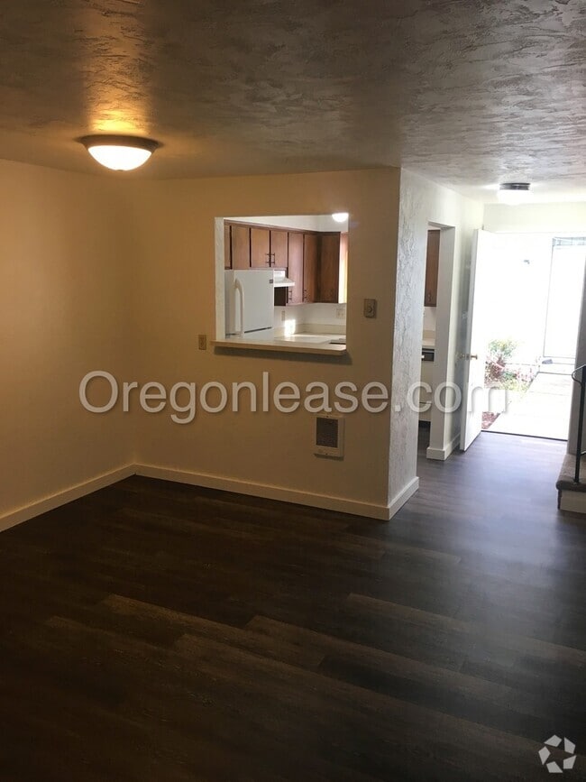 Building Photo - 2 bed 1.5 bath West Springfield Townhouse Unit 97 D st. #2