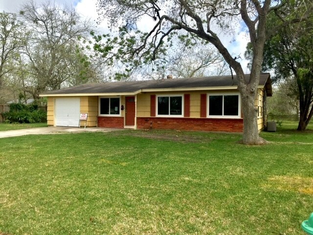 Building Photo - 116 Forest Oaks Ln