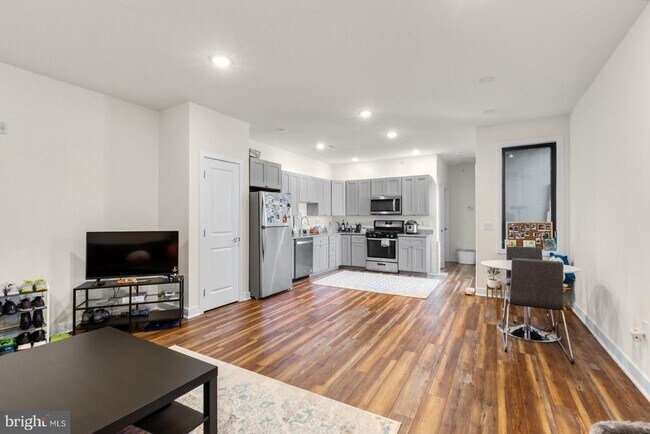 Photo - 2411 Kensington Ave Unit 202