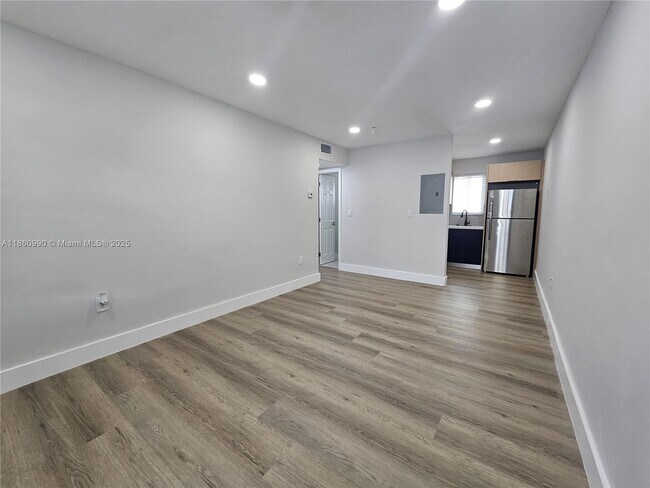 Photo - 560 NE 63rd St Unidad 3
