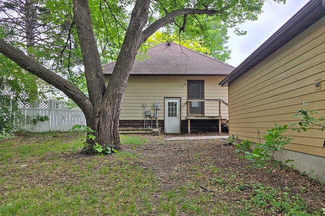 909 6th Ave Back Yard & Enrty - 909 6th Ave