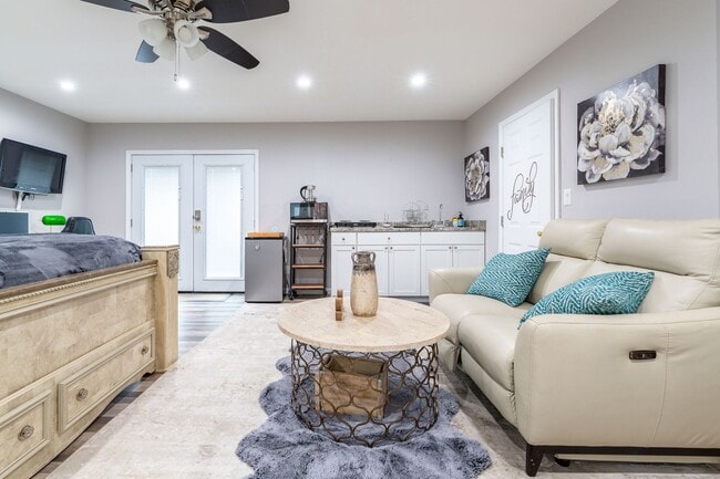 Photo - Adorable Studio for Rent - Short Term Fully Furnished!