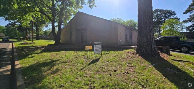 Building Photo - Available Now! 2 Bedroom 1 Bath Duplex in ... Rental