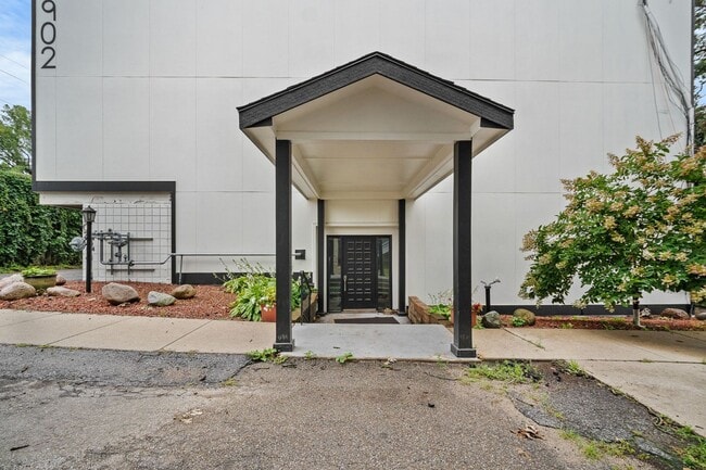 Photo - 2bed 2 bath contemporary condo overlooking the Waveland Golf Course Unit 325