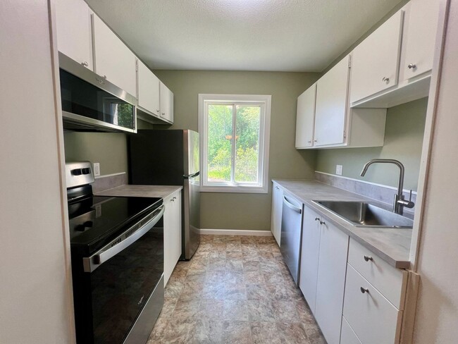 Building Photo - 1 Bedroom, 1 Bathroom Apartment In Desirable Location! Unit 35