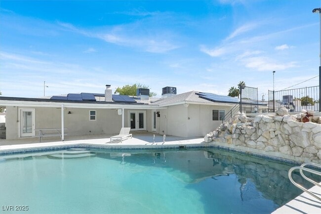 Building Photo - 1600 Eaton Dr