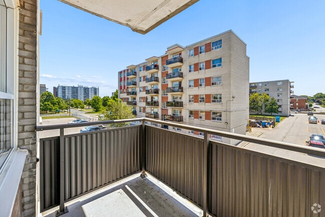 3BR, 1BA - 788SF - Balcony