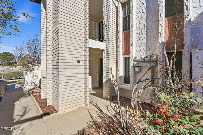 Building Photo - 6201 Escondido Dr Unit 17E