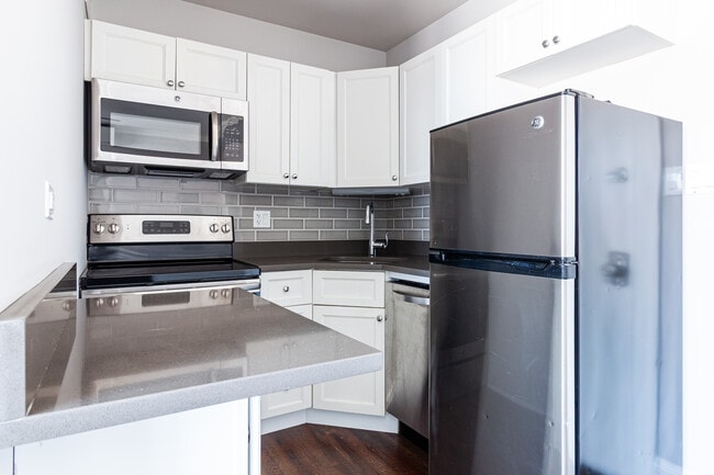 Building Photo - 827 W Lakeside Pl Rental