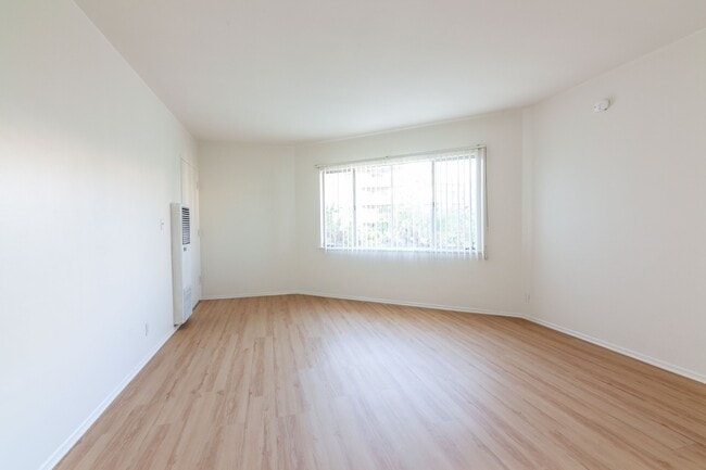 667-669-669 Levering Ave Unit 17