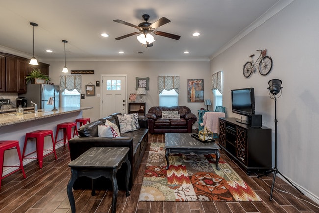 Photo - 402 Poplar St