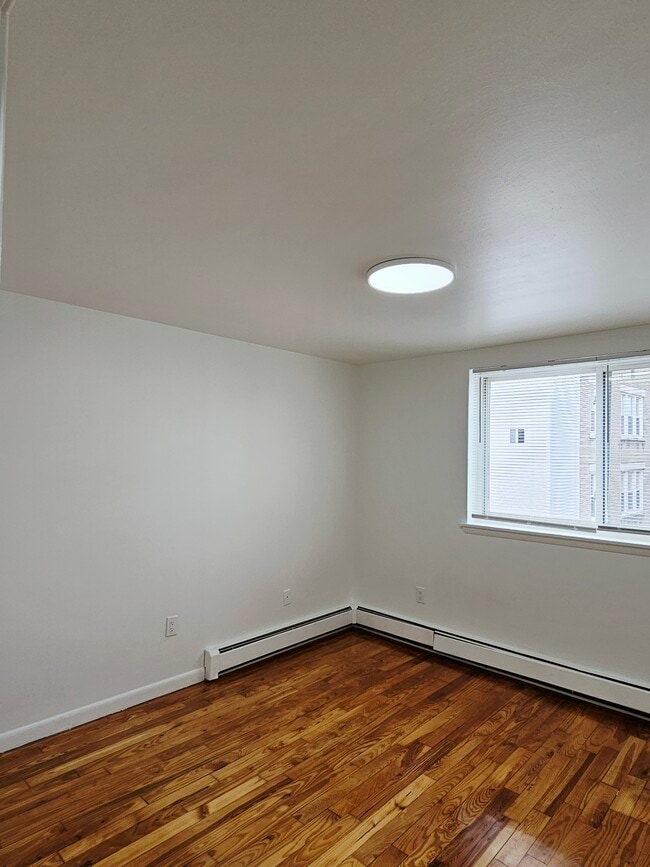 575-307 Bedroom - 575 Farmington Ave