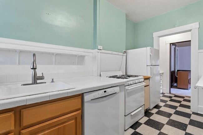Building Photo - 1 Bedroom close to SW! Pets Ok! Walking distance to Providence Park!