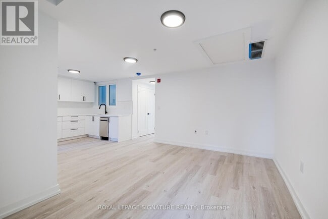 Photo - 3039 Dundas St W