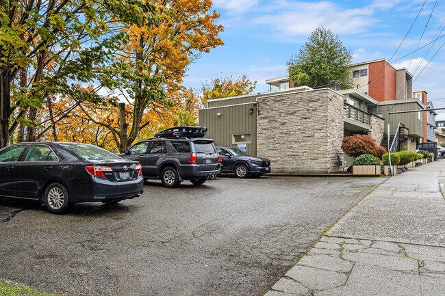 Photo - 2562 Dexter Ave N