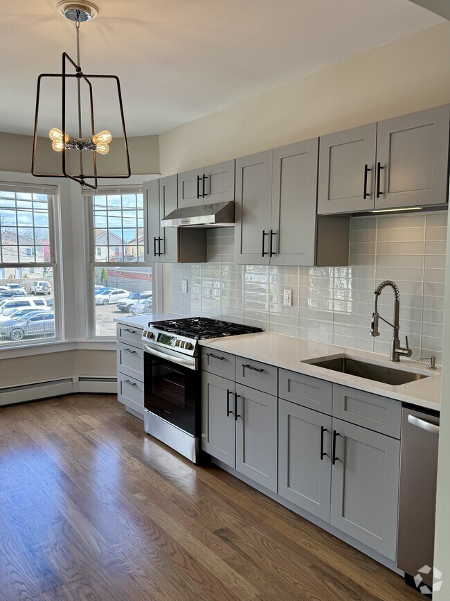 Building Photo - 527 E Main St Unit Newly Renovated—Lrg 3Brdm Rental