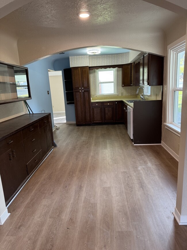 Photo - 913 Simpson Ave