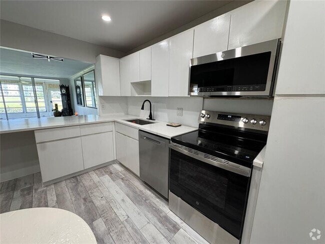 Building Photo - 2601 S Palm Aire Dr Rental