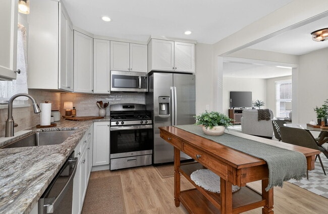 Photo - 102 E 56th St