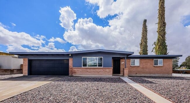 Building Photo - Dream Tucson Rental! Fenced Outdoor Living...